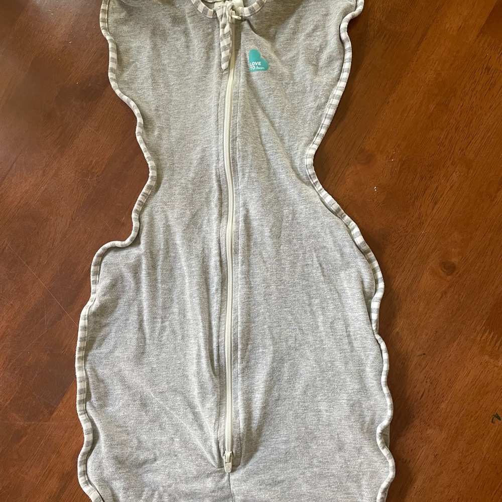 Love to dream grey size small Swaddle with Zipper